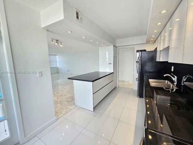 Building Photo - 18051 Biscayne Blvd