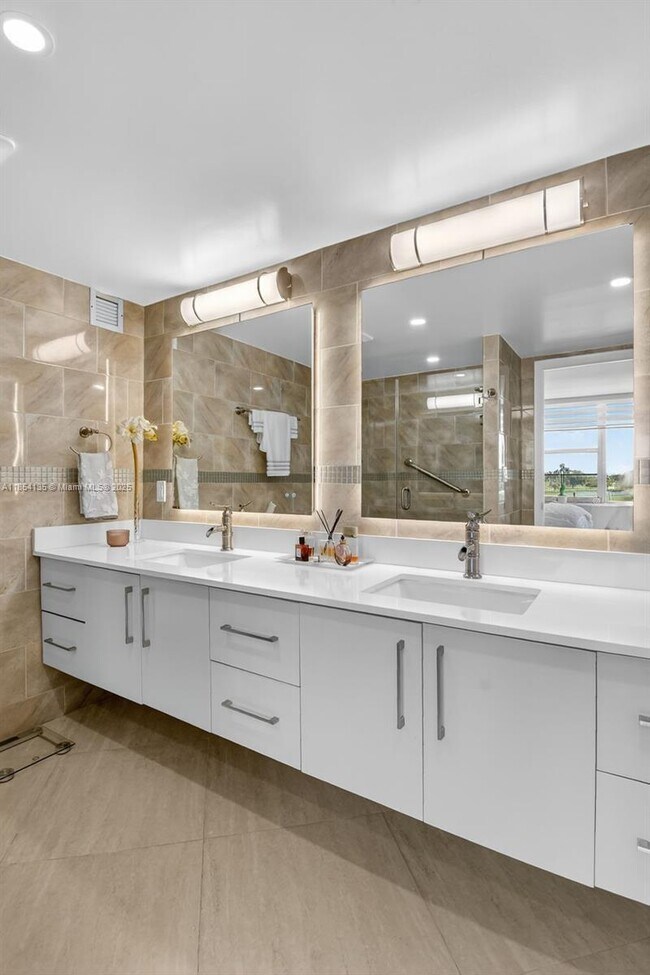 Building Photo - 9250 W Bay Harbor Dr