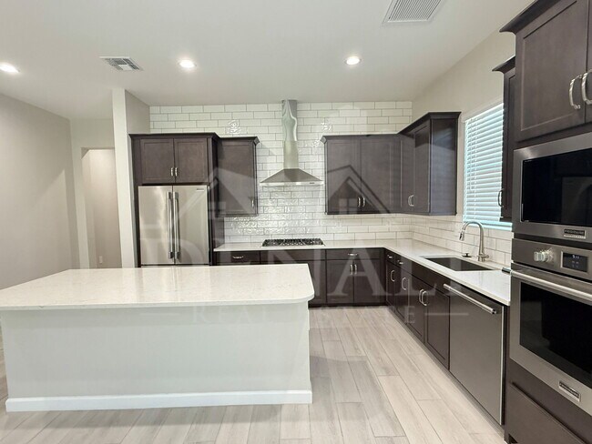 Building Photo - 6010 E Quail Ave