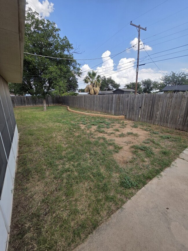 Building Photo - 3 bed 2 bath home with 2 car garage!