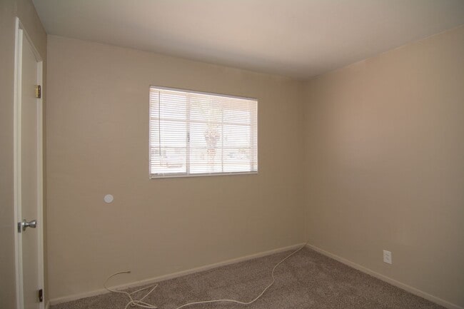 Building Photo - Charming 3 Bedroom 2 Bath House Plus Bonus...