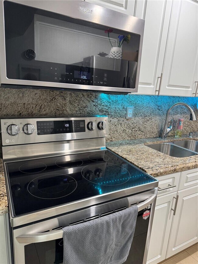 Building Photo - 14036 SW 90th Ave