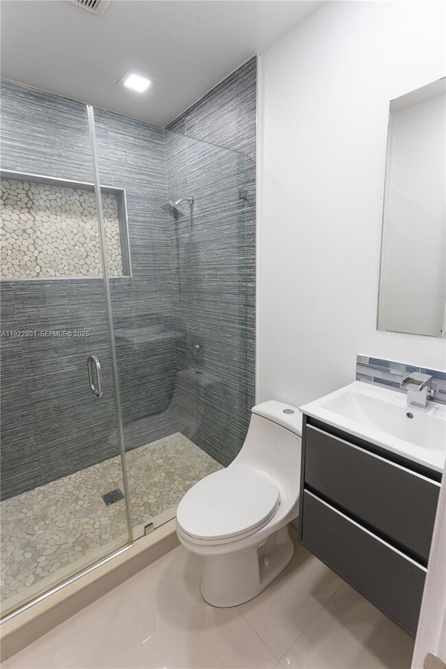 Building Photo - 230 E 56th St