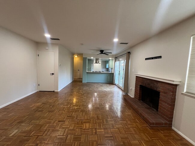 Building Photo - Great Townhome in the Pocket area close to everything!
