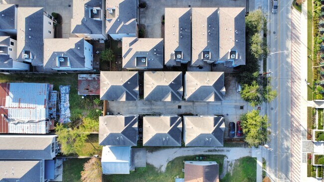 Building Photo - 916 W 20th St