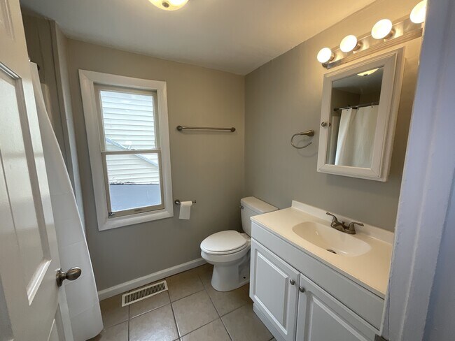 Building Photo - 224 E Mulberry Ave