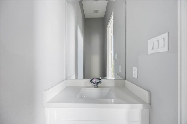 Building Photo - 708 Schwartz St