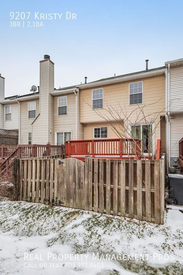 Building Photo - 3-Bedroom, 2.5-Bath Townhome with One-Car ...