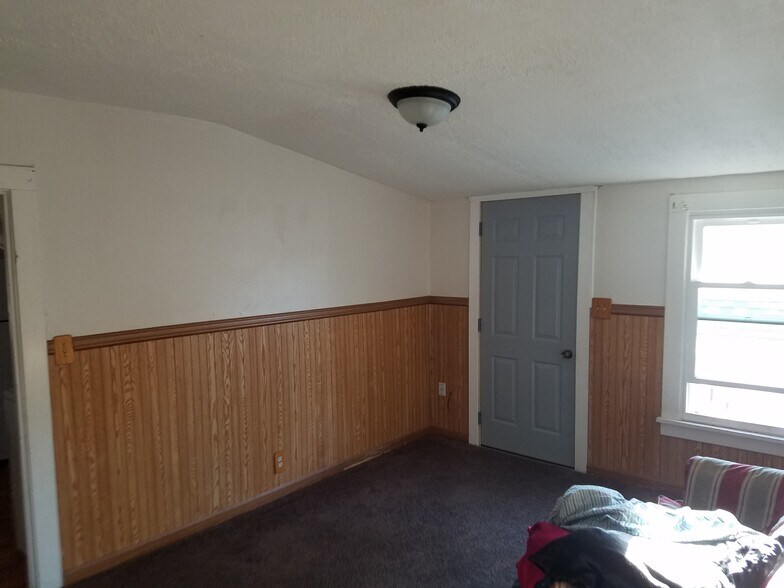 Living area - 611 Lawn Drive