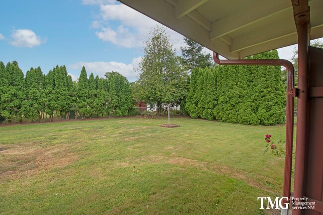 Building Photo - Beautiful Three Bedroom in Great Camas Nei...