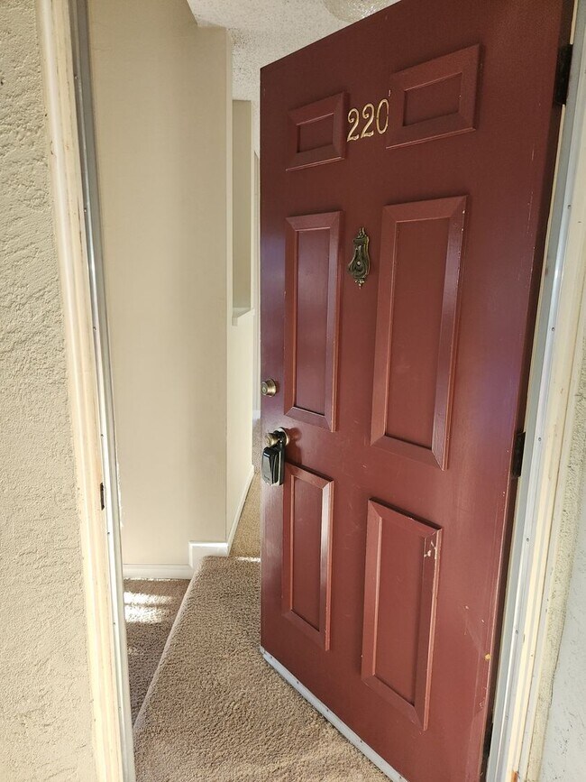 Building Photo - 1 bedroom upstairs unit in Walnut Park
