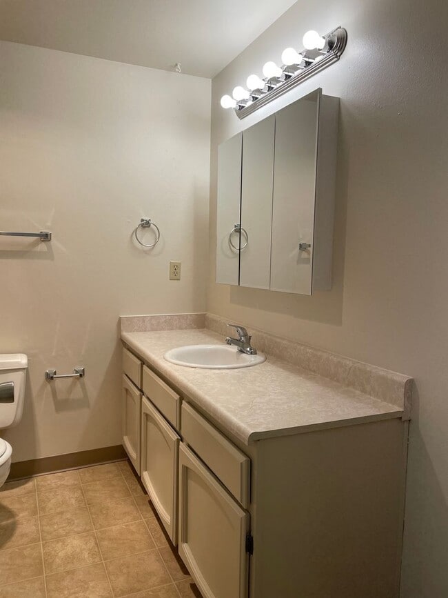Building Photo - Spacious 3 Bed 2 Bath Home-Located on a Corner Lot in Quiet Neighborhhood