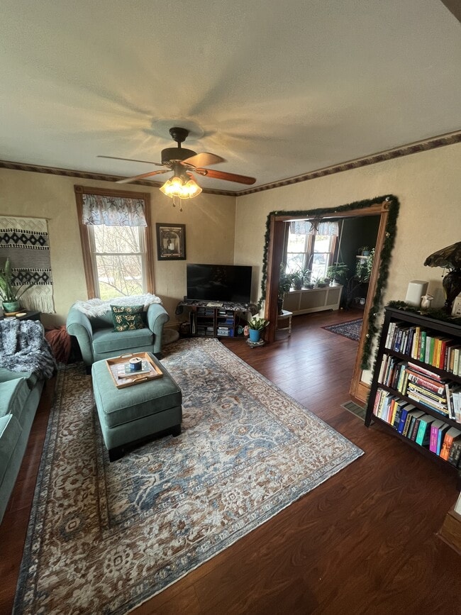 Building Photo - 4276 Division Hwy