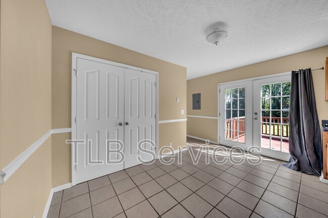 Building Photo - 211 Fall Creek Dr