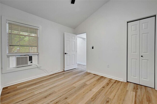 Building Photo - Fully updated 6 bed house!!! 1911 David!