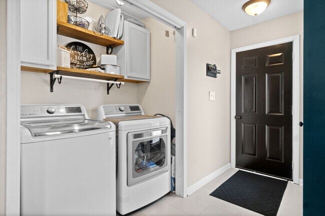 Building Photo - Lovely home in Peach Tree - Waiting for you to call home for the Holidays!