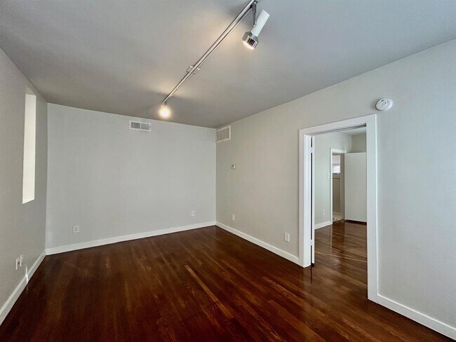 Building Photo - 4021 Mandell St