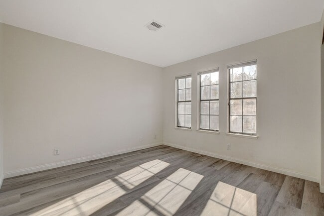 Building Photo - Single Story in the Heart of Las Vegas