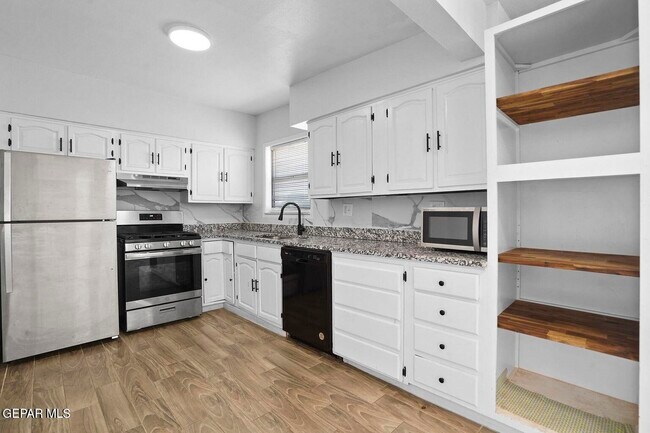Building Photo - 5121 Beautonne Ave