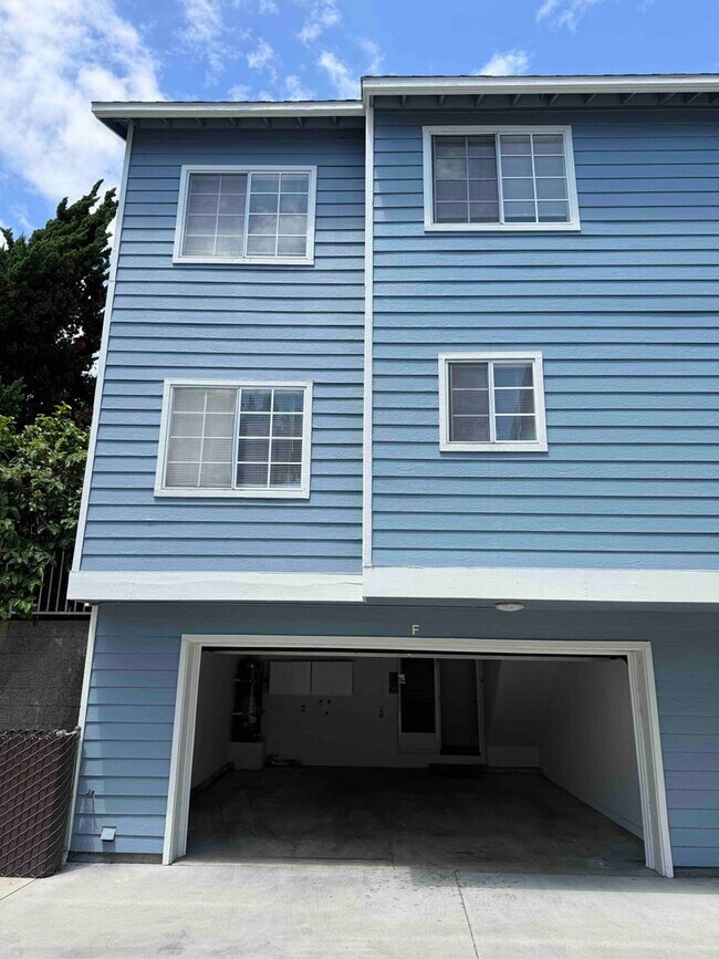 Building Photo - Gated Community - Updated Harbor City Townhome - 3 bed / 2.5 bath