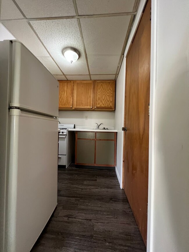 Building Photo - One Bedroom Apartment Near Campus