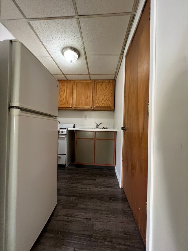 Primary Photo - One Bedroom Apartment Near Campus