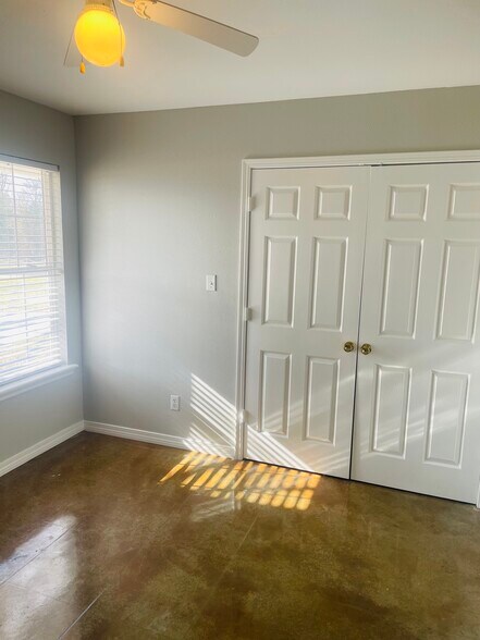 Building Photo - 126 Peavine Rd