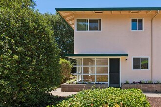 Building Photo - 815 Roble Ave