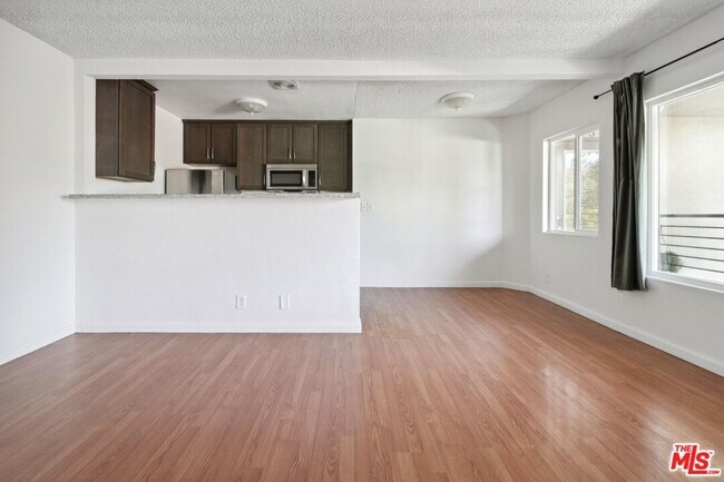 Building Photo - 6612 De Longpre Ave