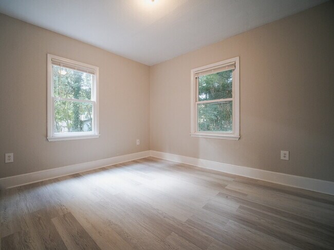 Building Photo - "Charming 4-Bedroom Gem in Charlotte - Cozy Living with Spacious Comfort!"