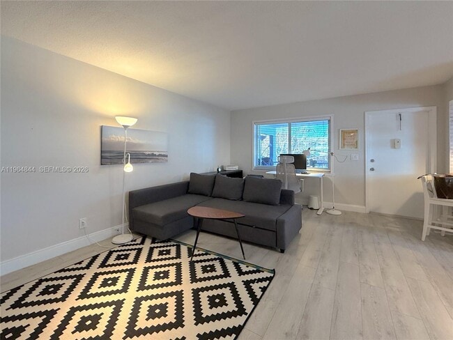 Building Photo - 541 Blue Heron Dr