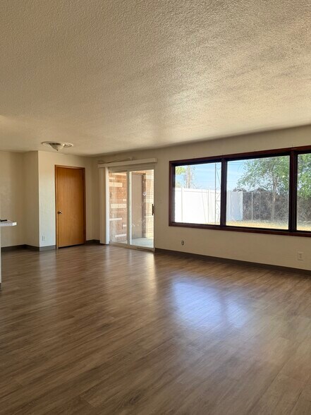 Building Photo - 539 W Crest Dr