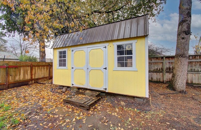 Building Photo - Charming 1+bd, 1ba Bungalow w/ Renovated Attic