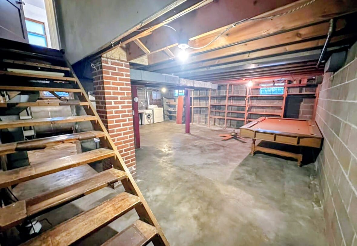 Storage and laundry - 2119 14th St S