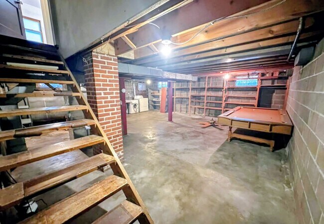 Storage and laundry - 2119 14th St S