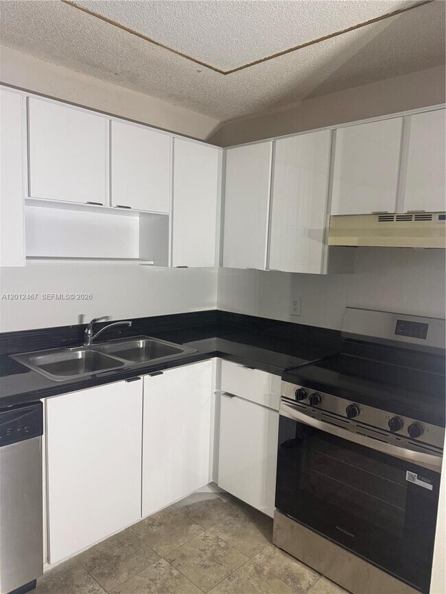 Building Photo - 10916 Royal Palm Blvd