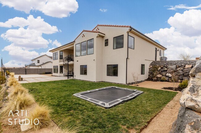 Building Photo - Beautiful 6 Bedroom 4.5 Bathroom Home in D...
