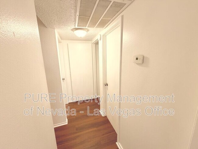 Building Photo - 1405 E Vegas Valley Dr