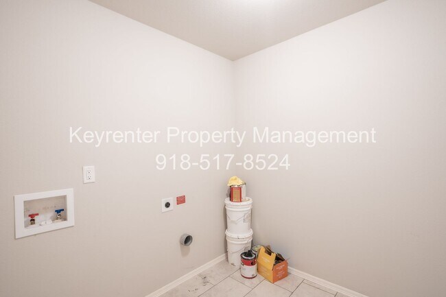 Building Photo - 4 bed/2 bath!