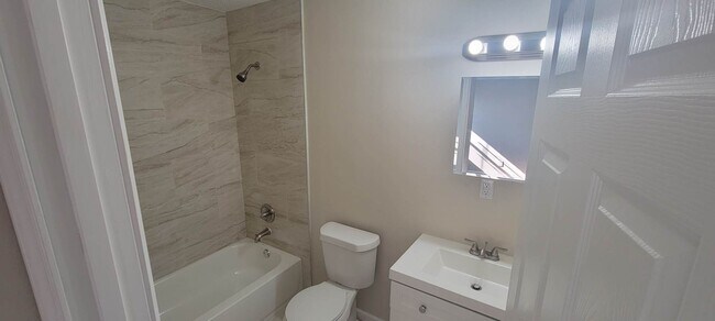 Building Photo - 4 Bedroom Single Family Home