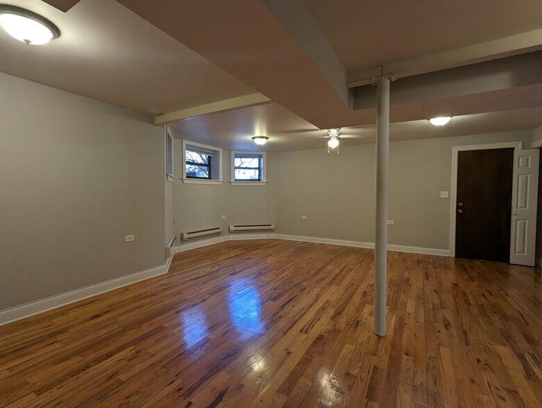 Building Photo - 1126 W Oakdale Ave