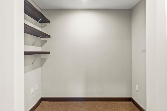 Building Photo - 910 Lenora St