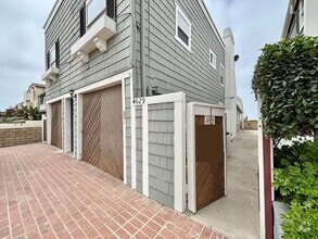 Building Photo - 4027-4029 Ocean Dr