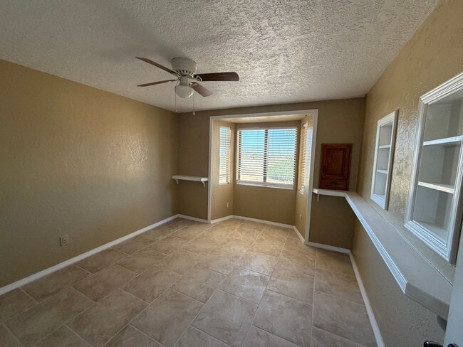 Building Photo - Spacious 4/2 in the Country / Horses ok