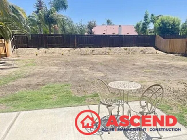 Building Photo - Lovely 3 Bedroom Home Off Stockdale Hwy!