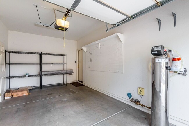 Building Photo - Beautiful Townhome in the Gated Stonecliffe Community – Foothills Living!