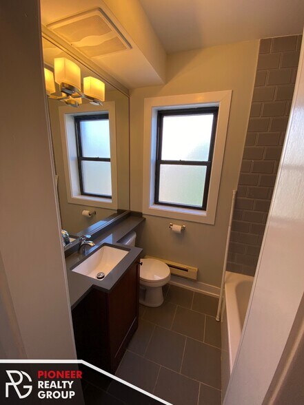 Building Photo - 550 W Arlington Pl