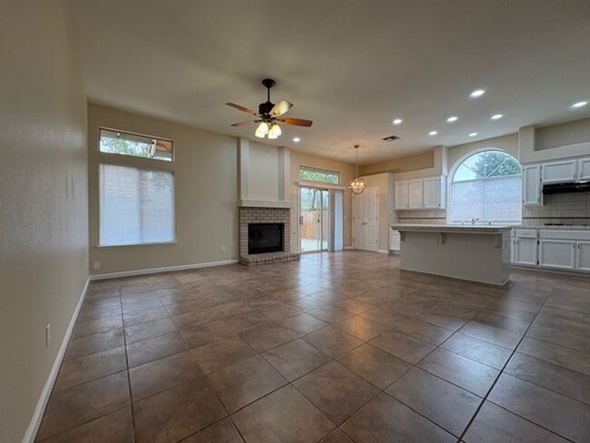 Building Photo - 3 bdrm + den in Woodcreek Oaks