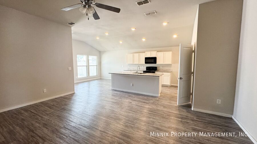 Building Photo - 2134 N Texas Ave