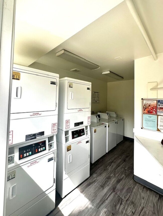 Building Photo - Three Bedroom Condo! Ventura